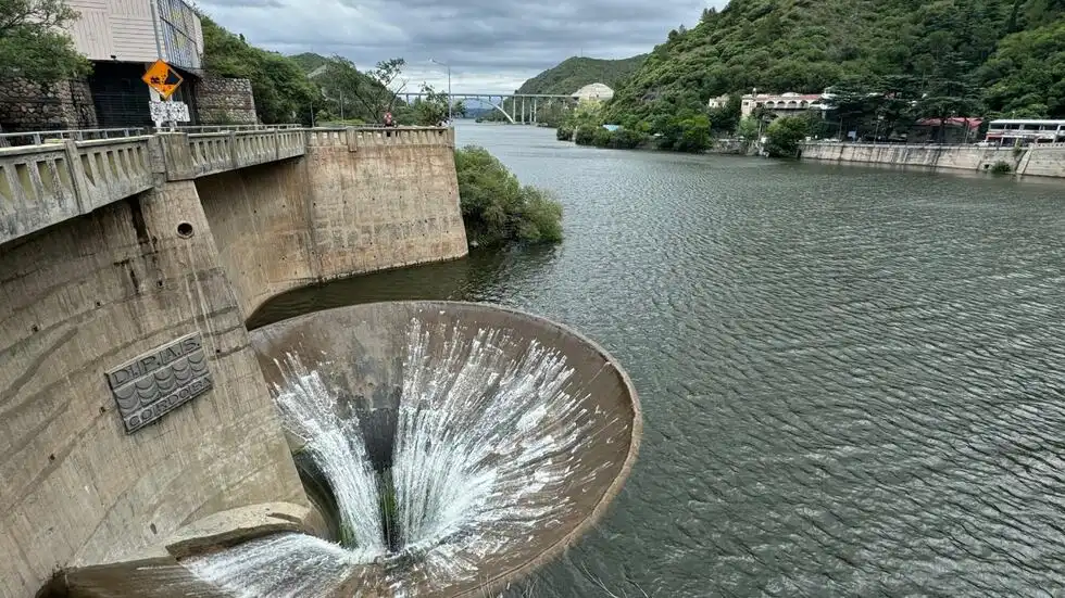 Cubierta del paseo lacustre con vista al lago San Roque